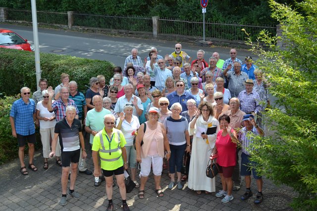 Gruppenfoto, Pfarrer Simon winkt aus der Mitte