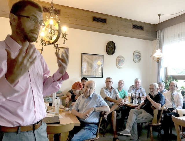 Interessierte Zuhörer bei »Landrat vor Ort« in Wörth am Main, organisiert vom SPD-Ortsverein.
