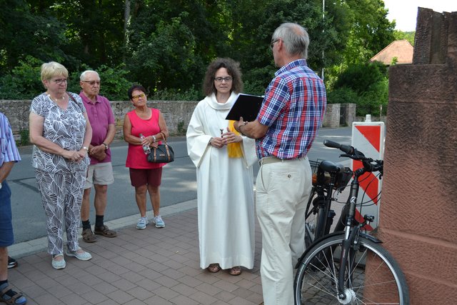 Bei der Segnung mit Pastoralreferentin Kerstin Gerlach,
Alfred Zenger, als "Messdiener"
links Frau Zenger und Julius Reiß