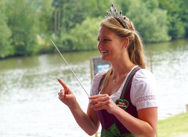 Extra aus Kempten im Allgäu angereist war die Bayerische Milchprinzessin Miriam Weiß (unser Bild) in Vertretung der Bayerischen Milchkönigin Beatrice Scheitz: nicht nur am Stand heimischer Milchprodukte war die 23-jährige Repräsentantin gerne gesehen, auch auf der Bühne der Miltenberger Stadtkapelle dirigierte sie gekonnt und mit Bravour einen bayerischen Marsch. Applaus!