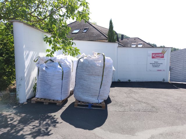 Volle BigBags auf dem Hof des Getränkelhandel Kuhns | Foto: Daniel Neuberger
