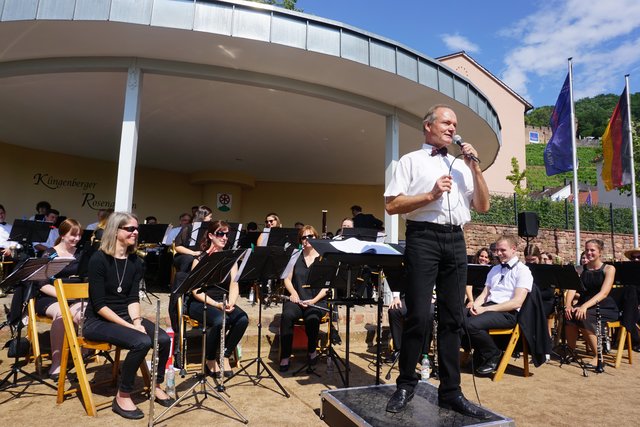 Dirigent Michael Köhler leitet und moderiert das Konzert.