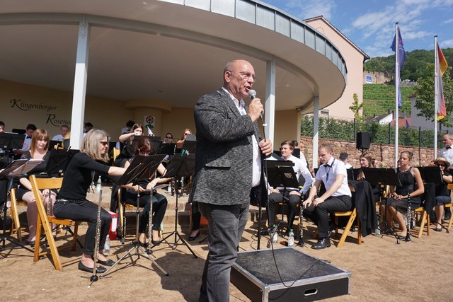 Bürgermeister Ralf Reichwein begrüßt das Publikum und freut sich über die große Resonanz.
