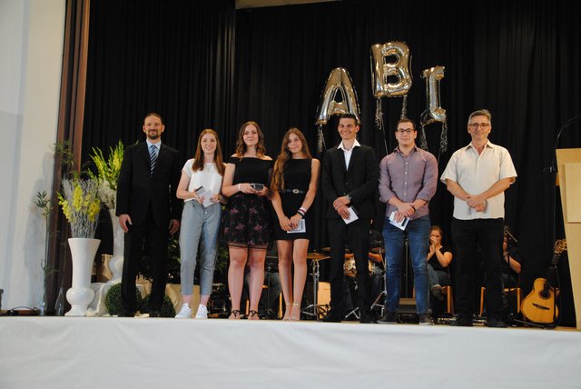 Die jeweils Klassenbesten erhielten ebenfalls eine Auszeichnung. Rechts StR Esra Lang, links Richard Schedl (Elternbeirat).