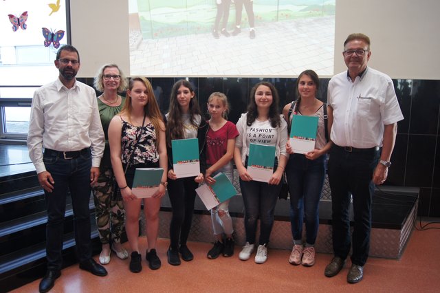 Zum Kompetenznachweis in Kultur gratulierten Landrat Jens Marco Scherf und Kunsttherapeutin Christiane Leuner sowie Bürgermeister Günther Oettinger (rechts), Melissa Asmus, Eleni Chatziapostolou, Lena Münig, Lava Mhozada, Nocoletta Kurtova.