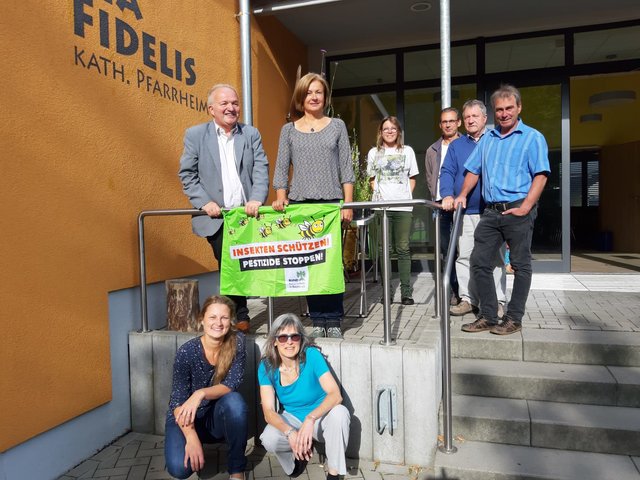 BUND-Pestizidexpertin Corinna Hölzel (obere Reihe, zweite von links) zu Gast beim Infoabend „Pestizidfreie Kommunen“ des BN in Obernburg