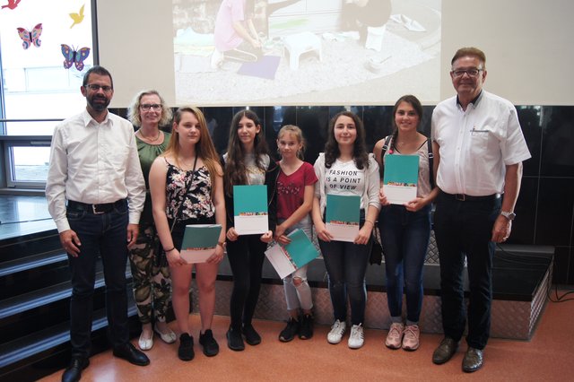 Zum Kompetenznachweis in Kultur gratulierten Landrat Jens Marco Scherf und Kunsttherapeutin Christiane Leuner sowie Bürgermeister Günther Oettinger (rechts), Melissa Asmus, Eleni Chatziapostolou, Lena Münig, Lava Mhozada, Nocoletta Kurtova.