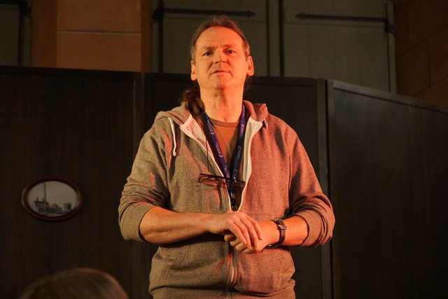 Die Theaterachse gilt als eine professionelle freie Theatergruppe. Im Schnitt werden im Jahr an über 40 verschiedenen Spielorten rund 100 Vorstellungen gespielt.

Besondere Höhepunkte sind jeweils die Theatertage in Miltenberg oder in Neuss beim dortigen Shakespeare-Festival.

Die Gruppe entwickelte sich in den letzten 24 Jahren Besetzung rund um den Schauspieler, Regisseur, Musiker und Autor Mathias Schuh.

Unter seiner Federführung wurden Klassiker, aber auch Neuschöpfungen nach Roman-Vorlagen bearbeitet. Außerdem gibt es von ihm immer immer wieder neue Stücke für Kinder und Jugendliche. 