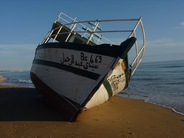 Das Schiff Abdelrahmen am Stzrand von Donnalucata. In nur 6 Monaten hatte Wellen das Schiff zerschlagen.
Foto Wolfgang Thielke