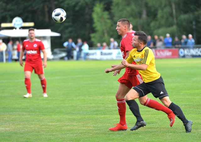 Das Landkreispokalfinale zwischen dem TuS Röllbach und Frankonia Mechenhard war von vielen Zweikämpfen geprägt.