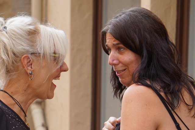 Tina Reichwein und Miriam Weitz im Gespräch.