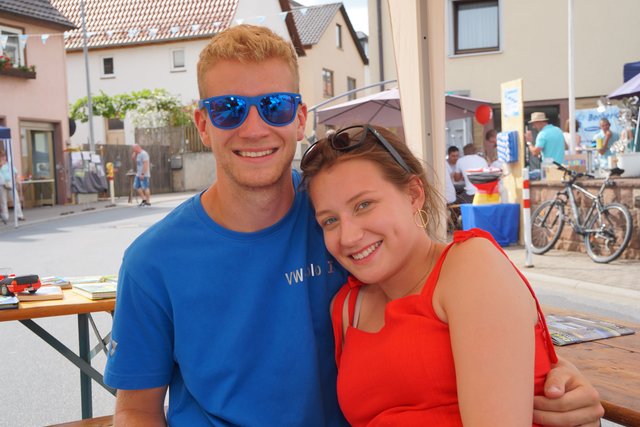 Bilderbuchwetter herrschte am Eichenbühler Marktsonntag und zahlreiche Besucher fanden sich im Erftalort zwischen Miltenberg und Hardheim ein, um nicht nur kreative Handarbeiten ("Urban Knitting")  zu bewundern, sondern bei Musik, kulinarischen Spezialitäten, Aktionen und Ausstellungen  einen nachhaltigen Markttag zu erleben. 