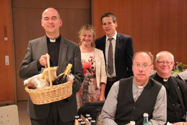 Bischof Franz mit den Dekanatsratsvorsitzenden Margit Fuchs und Harald Kretschmer, sowie Dekan Michael Prokschi und stellvertretender Dekan Artur Fröhlich