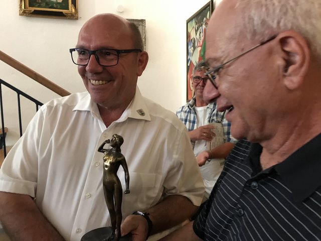 Arastou Azar (rechts) schenkt Bürgermeister Ralf Reichwein eine Skulptur in limitierter Auflage.