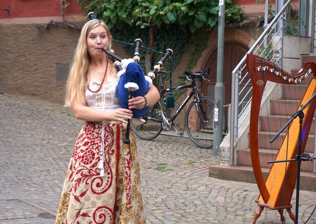 Katharina Gielen mit Dudelsack uff de Gass bei der Nacht der Ateliers.