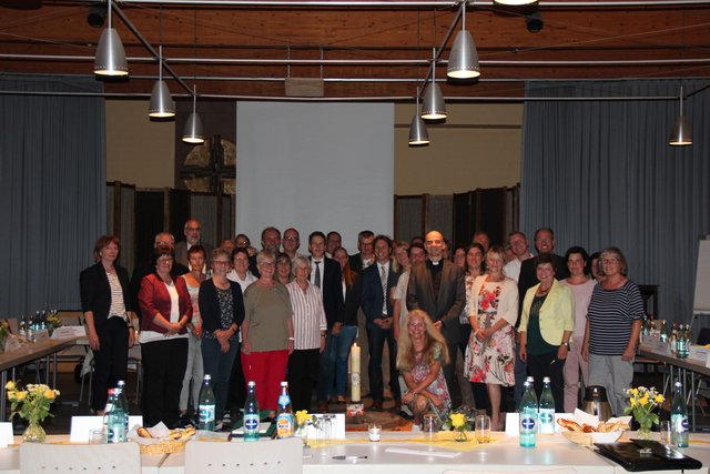 Gruppenfoto der Delegierten des Dekanatsrates mit Bischof
Dr. Franz Jung