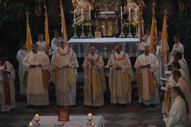 Messfeier in der kath. Pfarrkirche St. Gangolf Amorbach, gemeinsam mit dem Bischof, links Domkapitular Christoph Warmuth, rechts Dekan Michael Prokschi und den Priestern des Dekanates