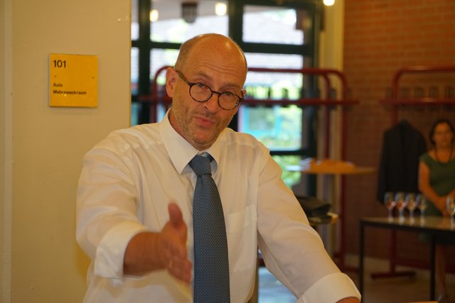 Obermeister Werner Tausch: „Wir fragten in der Tat hier viel Wissen ab!“

Sein Resümee: Die Stücke seien wirklich alle gut! Und: „Auf eure Ergebnisse könnt ihr stolz sein!“.

Natürlich gab Tausch den jungen Leuten noch einige Tipps und Ratschläge mit auf ihren weiteren Berufsweg, zum Beispiel wie sie zu guten Gesellen werden und durch Fort-und Weiterbildung zum Meister oder Techniker gelangen könnten.