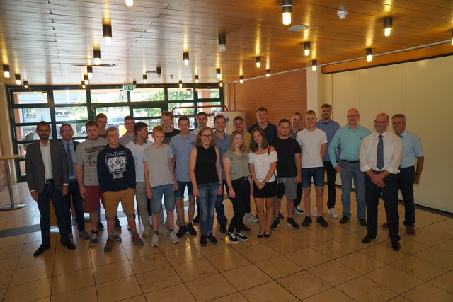 Bild 1: Die neuen Schreinergesellinnen und - gesellen mit Landrat Jens Marco Scherf, Oberstudiendirektor Bernd Kahlert, stellvertretenden Obermeister der Schreinerinnung Miltenberg-Obernburg Franz-Josef Weiß, stellvertretende Kreishandwerksmeister Nick Brauwarth sowie Obermeister der Schreinerinnung Werner Tausch. Foto Roland Schönmüller