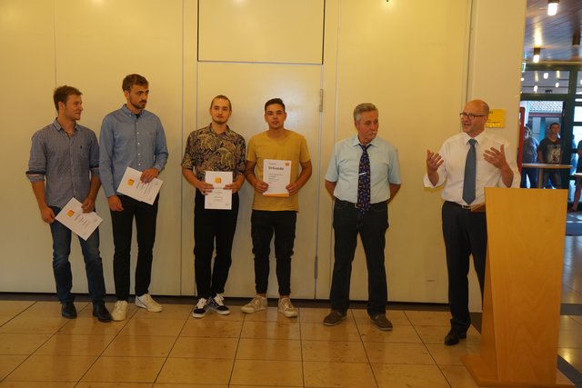  Die Innnungssieger: von links Dennis Vill, David Fleischmann, Hannes Galm und Luca Giegerich - zusammen mit dem stellvertretenden Obermeister der Schreinerinnung Miltenberg-Obernburg Franz-Josef Weiß sowie Obermeister der Schreinerinnung Werner Tausch. Foto Roland Schönmüller