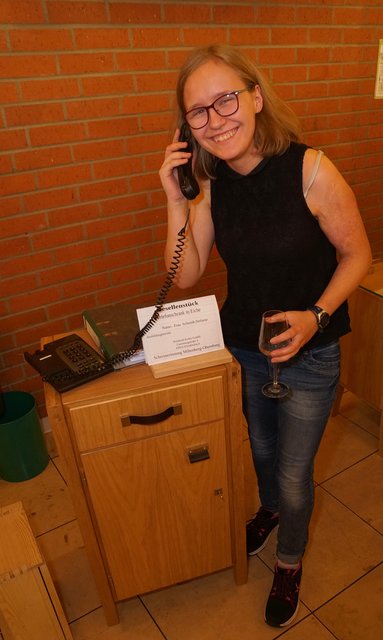 
Das Gesellenstück repräsentiere die Fähigkeit, alles Gelernte eigenverantwortlich und selbstständig sowie in einem begrenzten Rahmen umzusetzen. - Die Schreinergesellin Stefanie Schmidt aus Wenkheim bei Wertheim hat einen Telefonschrank in Eiche gefertigt. Mehr als 80 Arbeitsstunden hat sie dafür in ihrem Ausbildungsbetrieb in Kleinheubach gebraucht. 