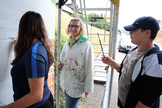 Christiane Leuner mit Schüler/innen der Mittelschule Erlenbach.