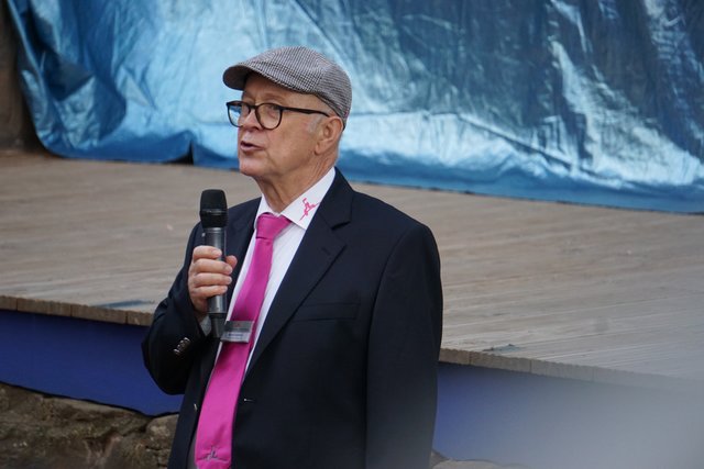 Vorsitzender des Vereins Clingenburgfestspiele, Rainer Markens, bei der Begrüßung.