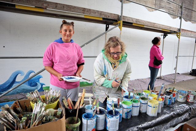 Projektleiterin Christiane Leuner rührt Farben für die Ausarbeitung des Kunstwerks an. 