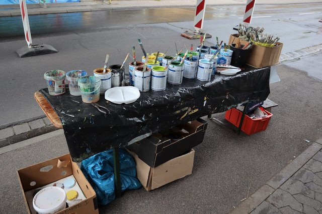 An der Unterführung in Erlenbach werden hochwertige Fassadenfarben verarbeitet.