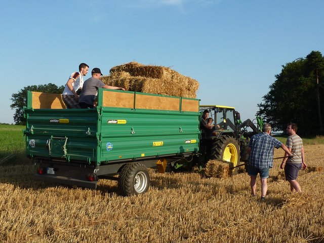WENSCHDORF FILMREIF - Strohballen für das Freiluft- und Bulldog-Kino am 17. August 2019