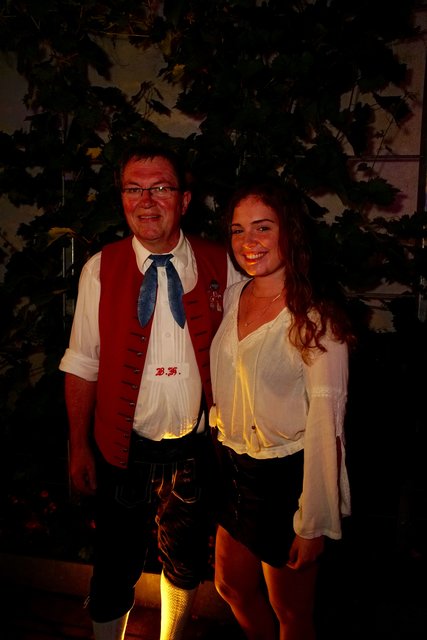 Sie haben Grund genug zum Strahlen: Dirigent Bernd Hofmann freut sich über die gelungenen Gesangsbeiträge von Daria Steiniger aus Freudenberg-Rauenberg, die beim Sommernachtskonzert der temperamentvoll spielenden Fränkischen Rebläuse erstmals auftrat. Außerdem setzte erfreulicherweise der  Regen während der zweistündigen musikalischen Darbietungen zwischen Rathaus und Weinkulturhaus aus. Glück für alle: Aktive und Gäste verfolgten im Trockenen ein wunderbares Sommernachtskonzert. 