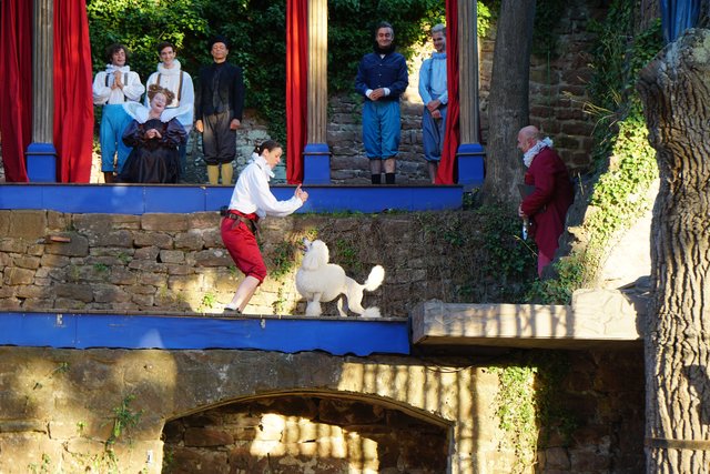 
Wer Lust und Zeit hat, fährt Rad, geht ins Schwimmbad oder besucht eine Freiluft-Theaterveranstaltung, beispielsweise auf die Clingenburg (Bild: Szene aus: "Shakespeare in love").  Foto Roland Schönmüller. 