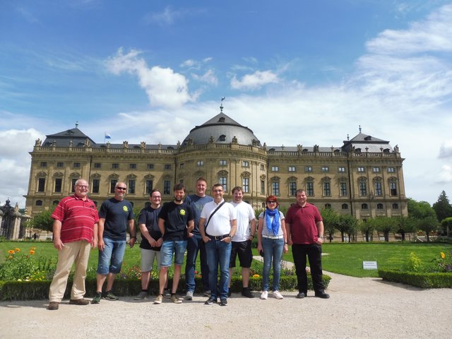 Bild zeigt die THW-Gruppe vor der Würzburger Residenz. | Foto: THW Miltenberg