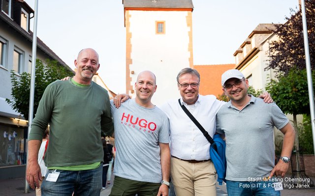 Das Orga-Team des Altstadtfestes Obernburg 2019 zusammen mit dem Bürgermeister. V.l. Jörg Draudt und Benjamin Spilger (beide StadtMarketing-Verein), Dietmar Fieger (Bürgermeister), Matthias Kraus (Leiter StadtMarketing)