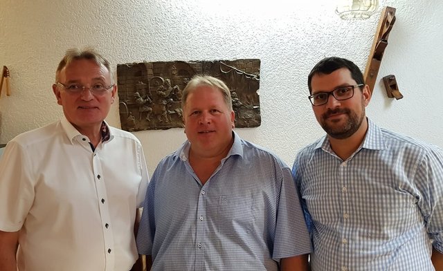 Das Bild des Wahlabends zeigt v.l.n.r. Landtagsabgeordneter Berthold Rüth, Bürgermeisterkandidat Gernot Winter und Wahlleiter CSU-Kreisvorsitzender Michael Schwing.