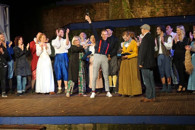 Der zweite Gewinner des Publikumspreises, Lukas Witzel, erhält die Trophäe von Renate Binsack.
