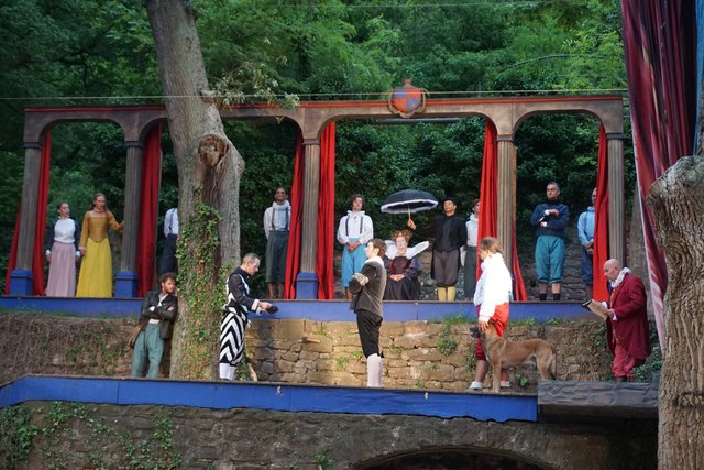 Szene mit Hund auf der Naturbühne bei Shakespeare in Love.