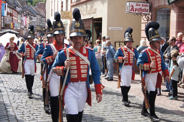 Am Samstag, 24. August, zieht der Messeumzug wieder durch die Miltenberger Innenstadt zum Festzelt am Mainufer. | Foto: S. Flicker