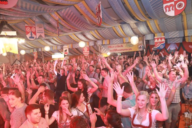 Die Stimmung ist mit den beliebten Partybands jeden Abend garantiert.