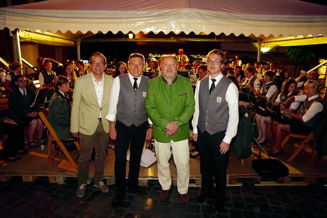  Werbung für die Region und Landsleute unter sich:
 v. l.Buchens Bürgermeister Roland Burger, Dirigent Alexander Monsch, Miltenbergs Stadtoberhaupt Helmut Demel sowie 1.Vorsitzender der Stadtkapelle Buchen Christian Schulze.
