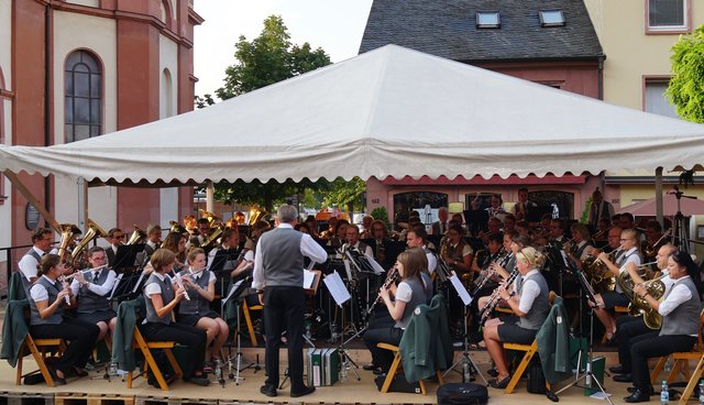  Ein breites Repertoire mit mannigfaltigen Stilrichtungen zeigte imposant die Stadtkapelle Buchen unter der Leitung von Alexander Monsch bei der Serenade in Miltenberg am vergangenen Montagabend anlässlich der dortigen Michelsmess“.
Foto Roland Schönmüller