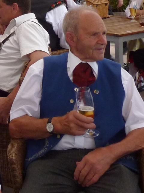Anton Hock am 24. August 2019 mit 87 Jahren vor dem Einzug zur Michaelismesse Miltenberg.
