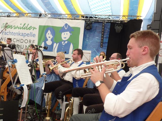 Odenwälder Trachtenkapelle Wenschdorf-Monbrunn unter der Leitung von Susanne Hock am Mittwoch, 28. August im Festzelt der Michaelismesse Miltenberg.