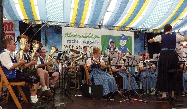 Odenwälder Trachtenkapelle Wenschdorf-Monbrunn unter der Leitung von Susanne Hock am Mittwoch, 28. August im Festzelt der Michaelismesse Miltenberg.