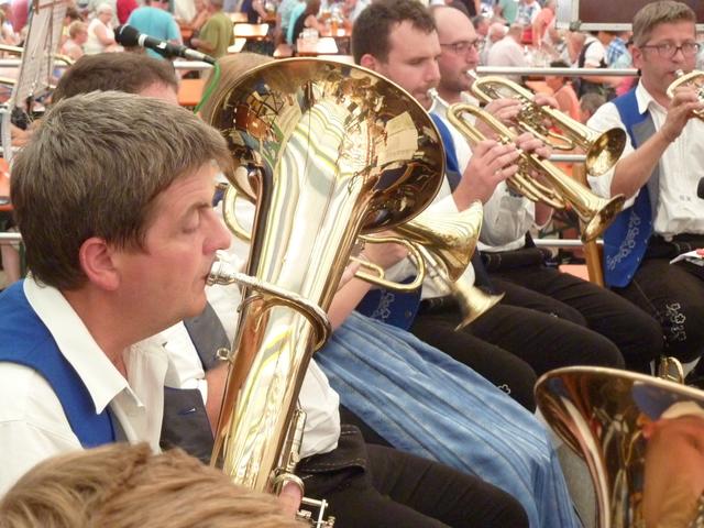 Odenwälder Trachtenkapelle Wenschdorf-Monbrunn unter der Leitung von Susanne Hock am Mittwoch, 28. August im Festzelt der Michaelismesse Miltenberg.