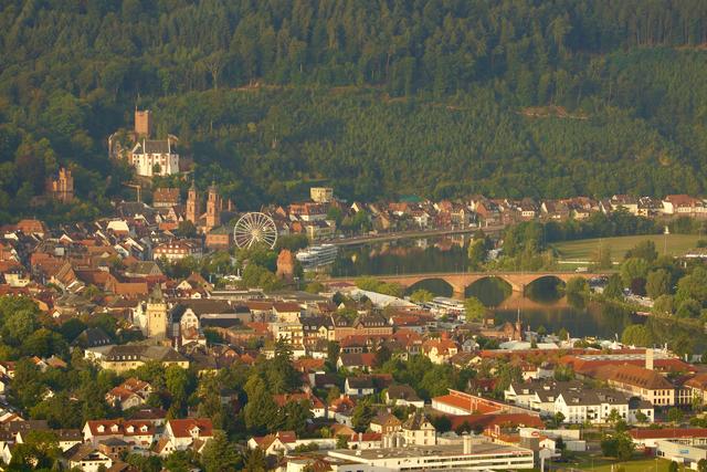 Letzter Messetag in Miltenberg: Blick von der Centgrafenkapelle oberhalb von Bürgstadt in Richtung Miltenberg am 1. 9. 2019 kurz nach Sonnenaufgang gegen 7.30 Uhr. 