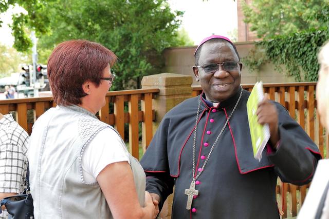 Nach dem Gottesdienst nahmen viele Gottesdienstbesucher Abschied von Bischof Kibira