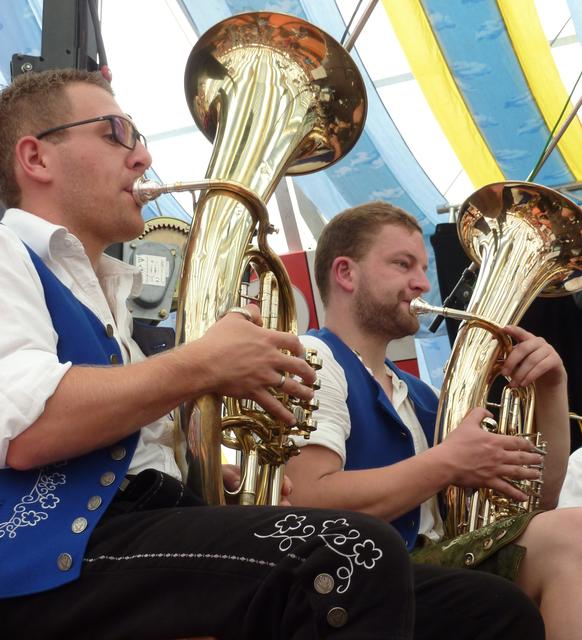 Odenwälder Trachtenkapelle Wenschdorf-Monbrunn unter der Leitung von Susanne Hock am Mittwoch, 28. August im Festzelt der Michaelismesse Miltenberg.