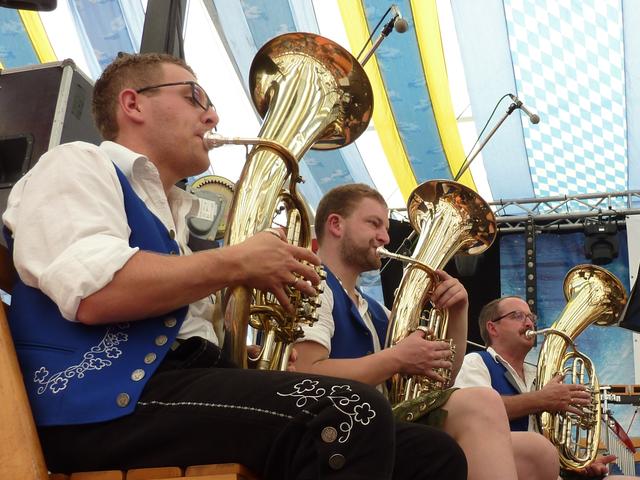 Odenwälder Trachtenkapelle Wenschdorf-Monbrunn unter der Leitung von Susanne Hock am Mittwoch, 28. August im Festzelt der Michaelismesse Miltenberg.