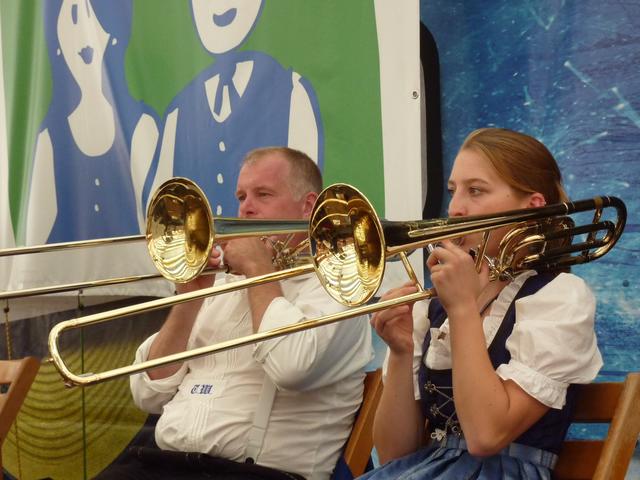 Odenwälder Trachtenkapelle Wenschdorf-Monbrunn unter der Leitung von Susanne Hock am Mittwoch, 28. August im Festzelt der Michaelismesse Miltenberg.
